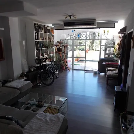 Spacious 2 Bedroom W/ Own Pool 5 Minutes Walk To Beach *