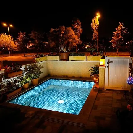 Spacious 2 Bedroom W/ Own Pool 5 Minutes Walk To Beach Holiday home