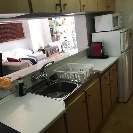 Spacious 2 Bedroom W/ Own Pool 5 Minutes Walk To Beach